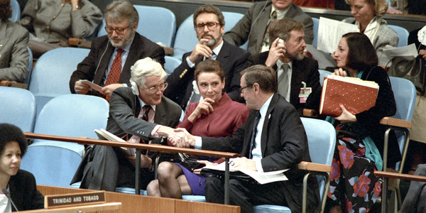 Die Verabschiedung der UN-Kinderrechtskonvention vor der UNO 1989.