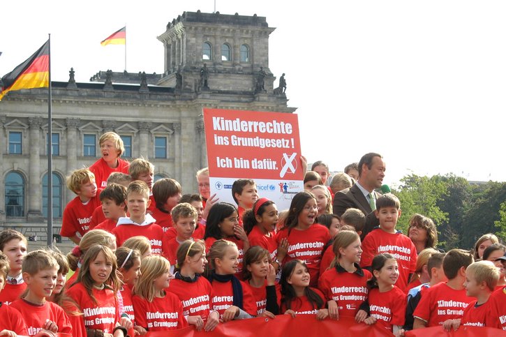 Das Deutsche Kinderhilfswerk setzt sich dafür ein, dass die Kinderrechte mit ins Grundgesetz aufgenommen werden.